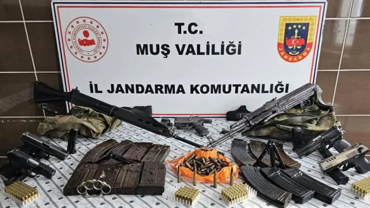 Muş'ta silah kaçakçılarına operasyon! Çok sayıda kaleşnikof ele geçirildi
