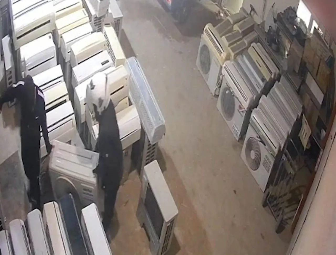 Önce kameraya sonra polise yakalandılar: Antalya'da klima hırsızları tutuklandı!