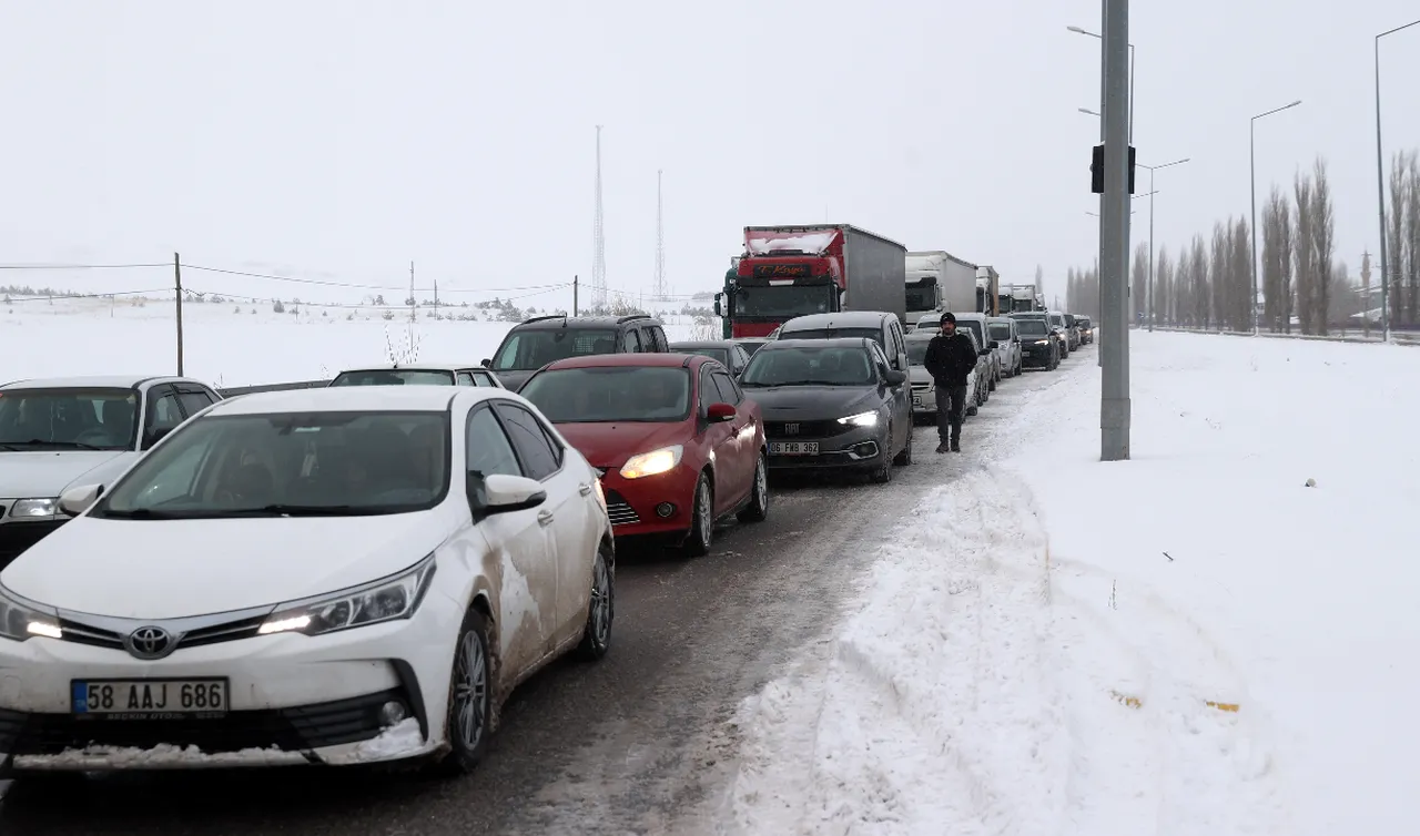 Sivas kara teslim oldu! Yollar kapandı, yüzlerce yolcu mahsur kaldı