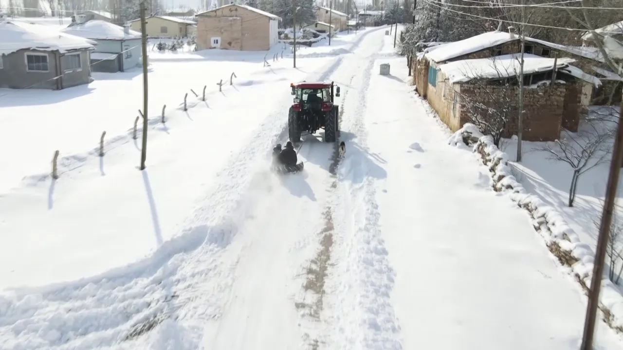 Sivas kara teslim oldu! Yollar kapandı, yüzlerce yolcu mahsur kaldı