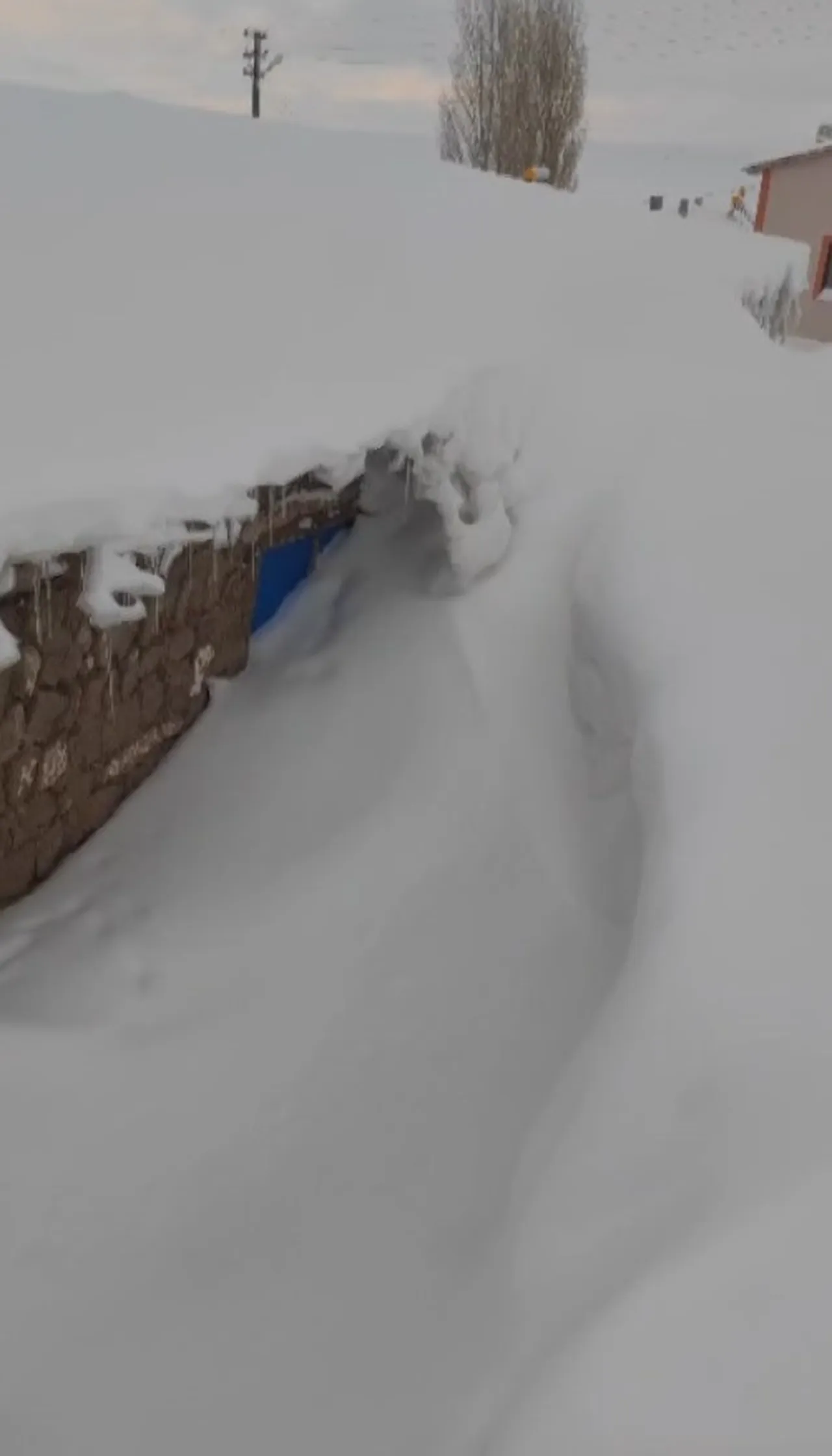 Sivas kara teslim oldu! Yollar kapandı, yüzlerce yolcu mahsur kaldı