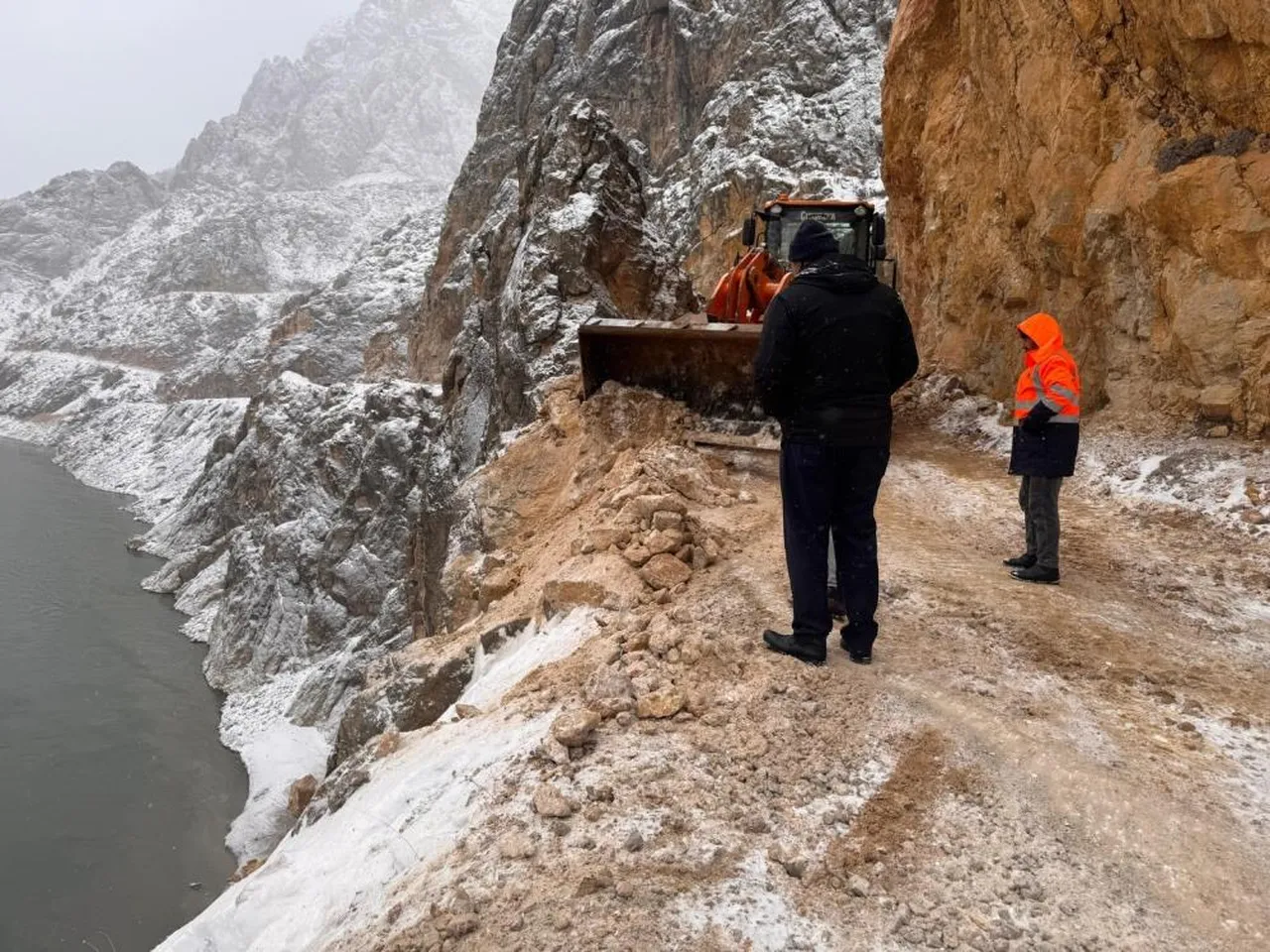 Taş Yolu’nda kaya ve taşlar temizlendi