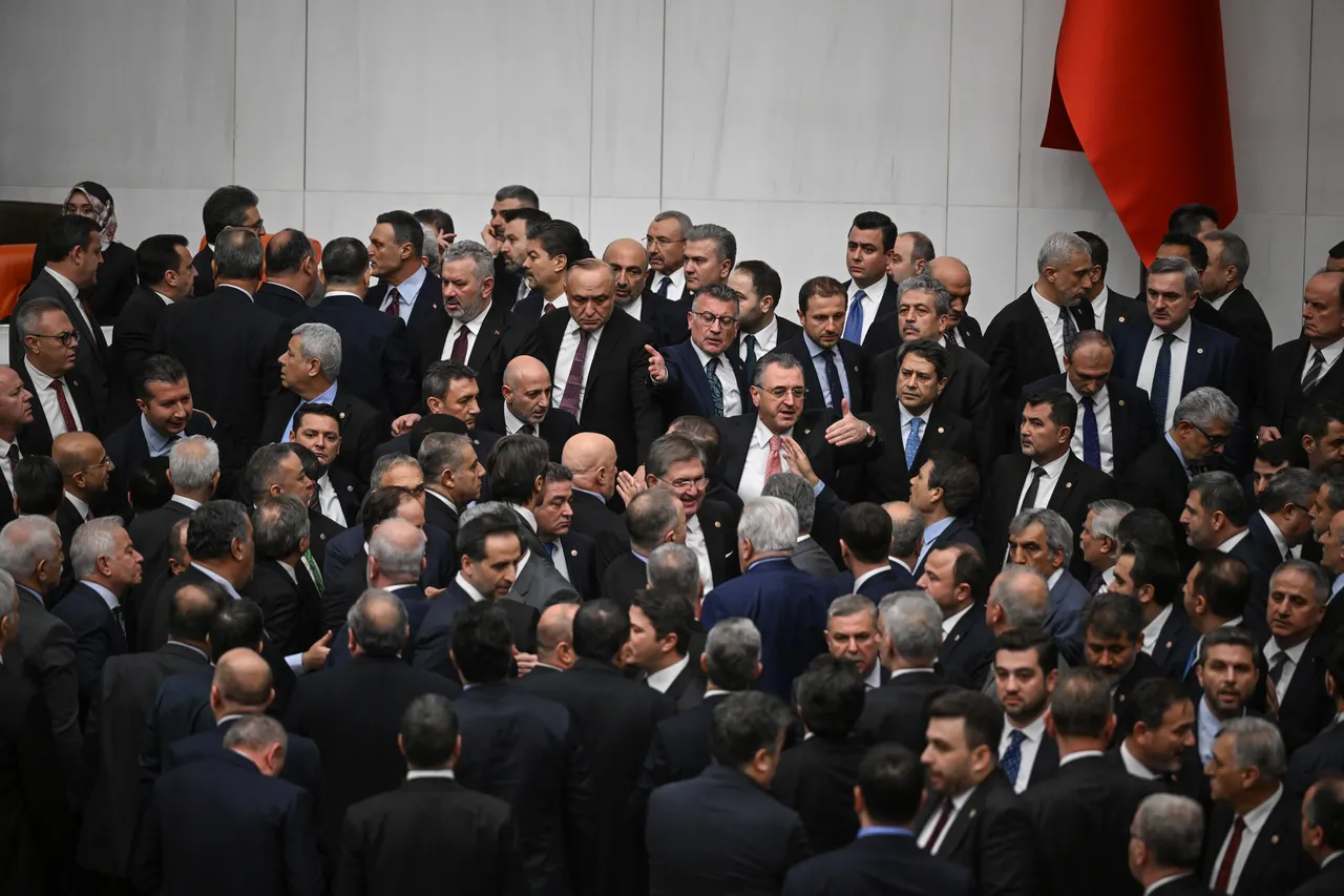 TBMM'de tabut kavgası! Kürsüye çıkmaya kalkınca vekiller birbirine girdi
