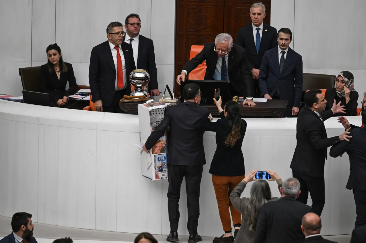 TBMM'de tabut kavgası! Kürsüye çıkmaya kalkınca vekiller birbirine girdi