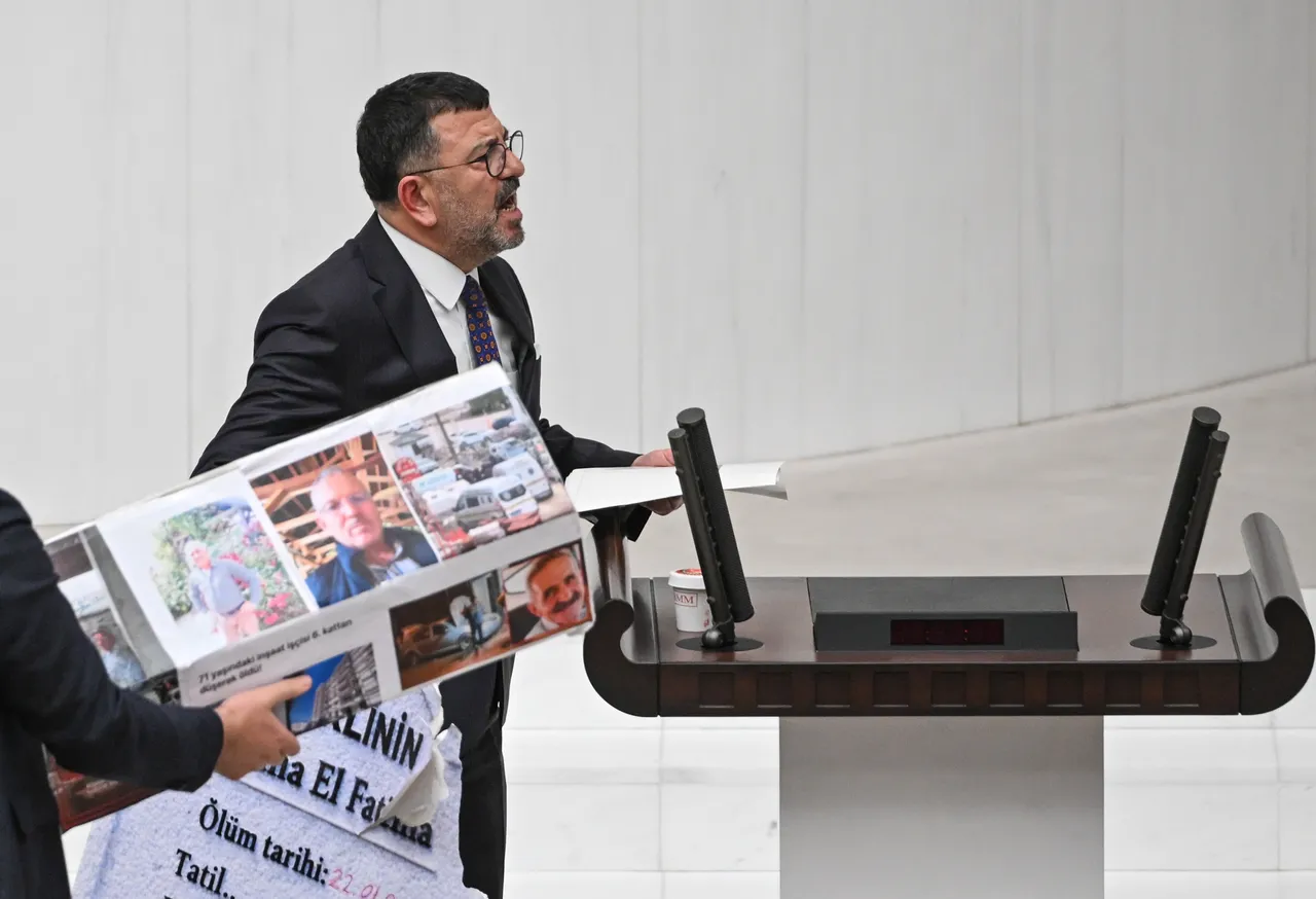 TBMM'de tabut kavgası! Kürsüye çıkmaya kalkınca vekiller birbirine girdi