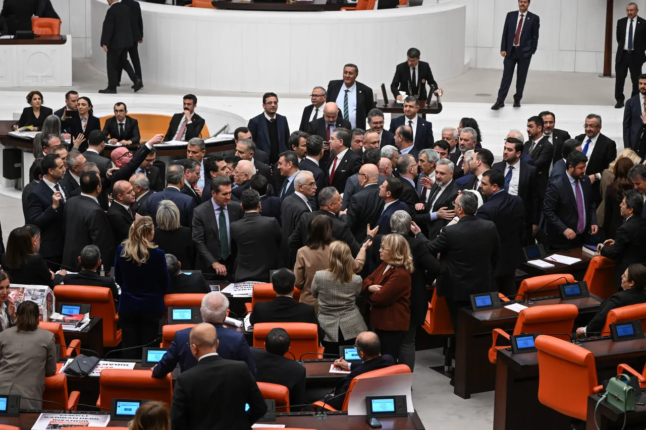 TBMM'de tabut kavgası! Kürsüye çıkmaya kalkınca vekiller birbirine girdi