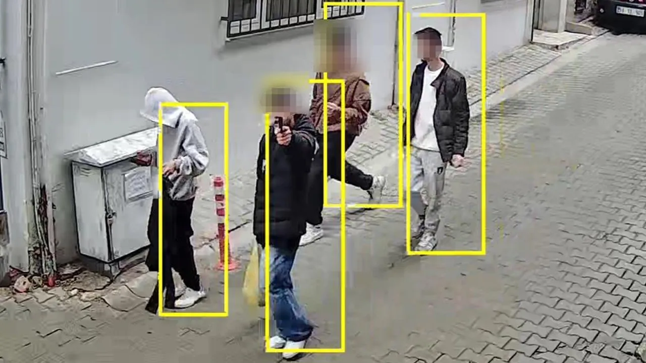 Tekirdağ'da sokak ortasında skandal görüntüler! Çocuklar silahla dolaştı, polis harekete geçti