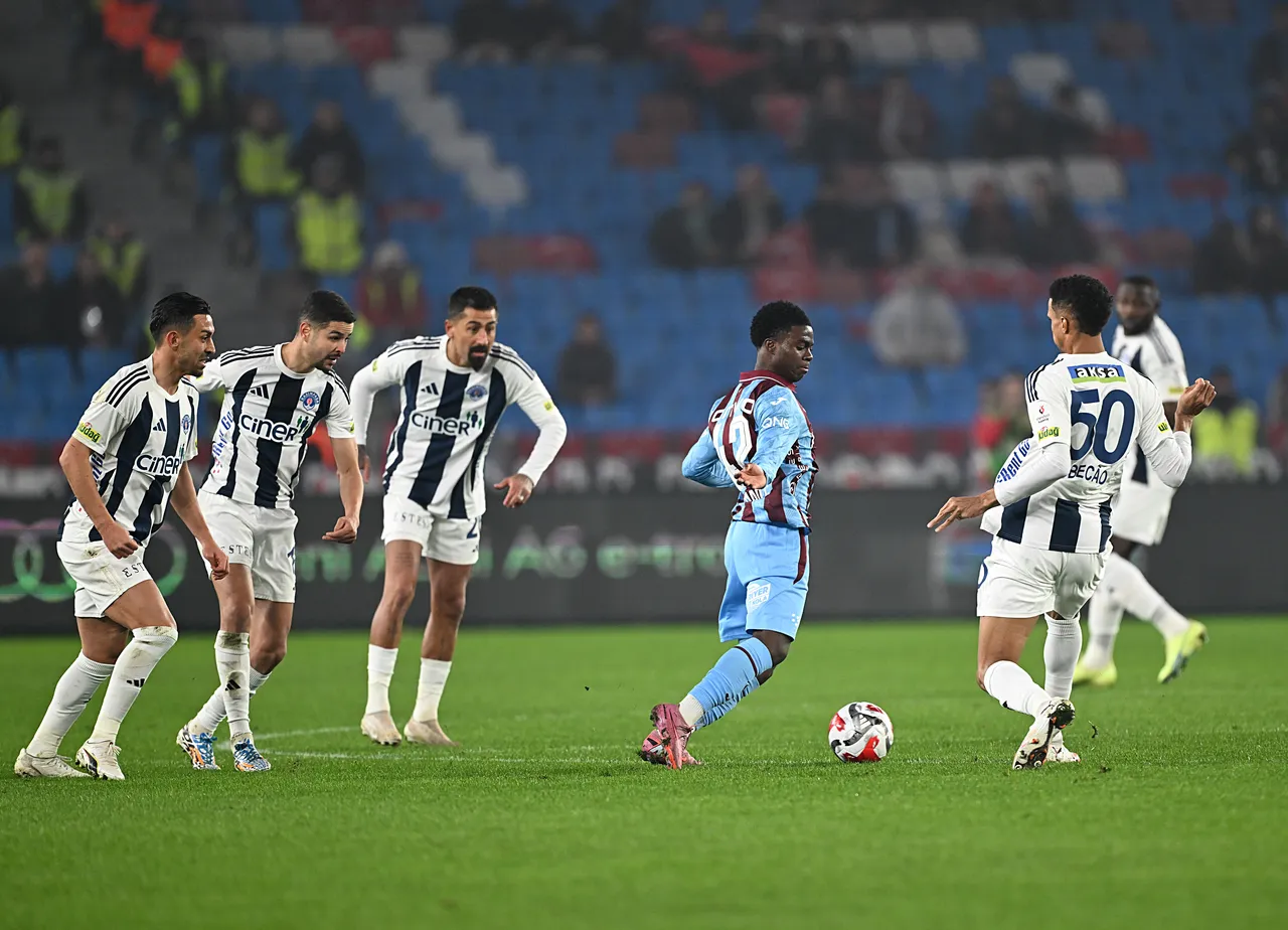 Üç gol, bir kırmızı kart! Trabzonspor, Kasımpaşayı eli boş gönderdi