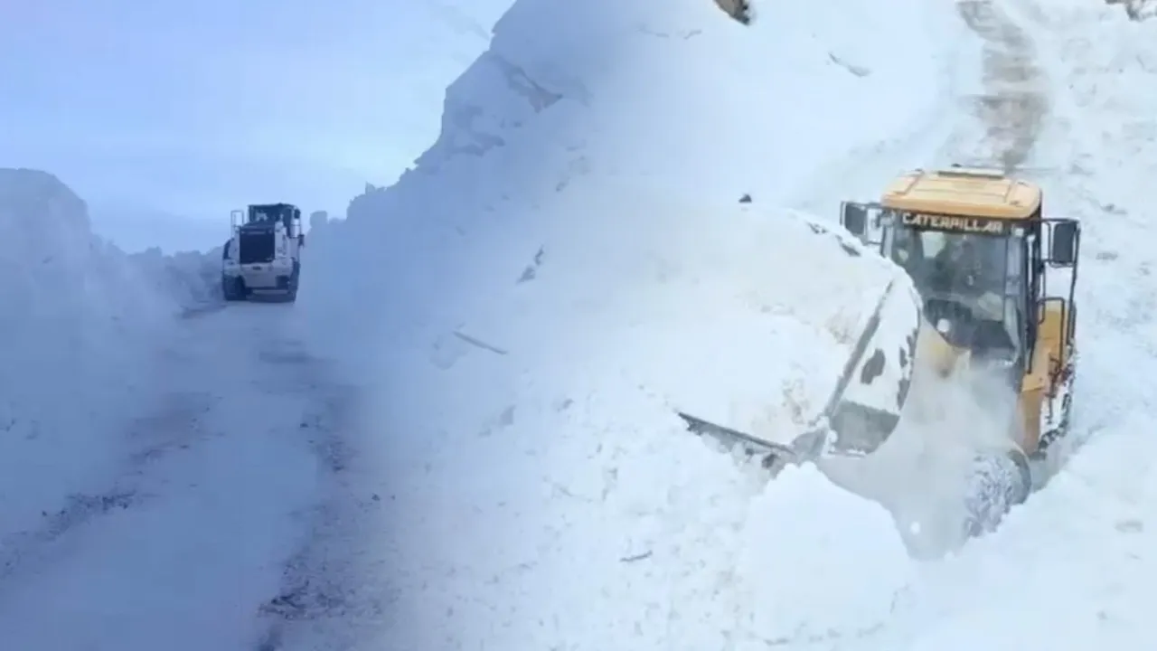 Yoğun kar altında hummalı çalışma! İş makineleri dev tünellerle savaşıyor
