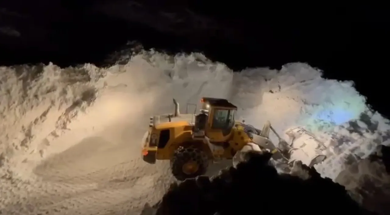 Yoğun kar altında hummalı çalışma! İş makineleri dev tünellerle savaşıyor