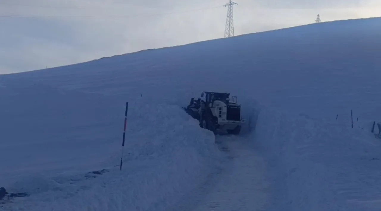 Yoğun kar altında hummalı çalışma! İş makineleri dev tünellerle savaşıyor