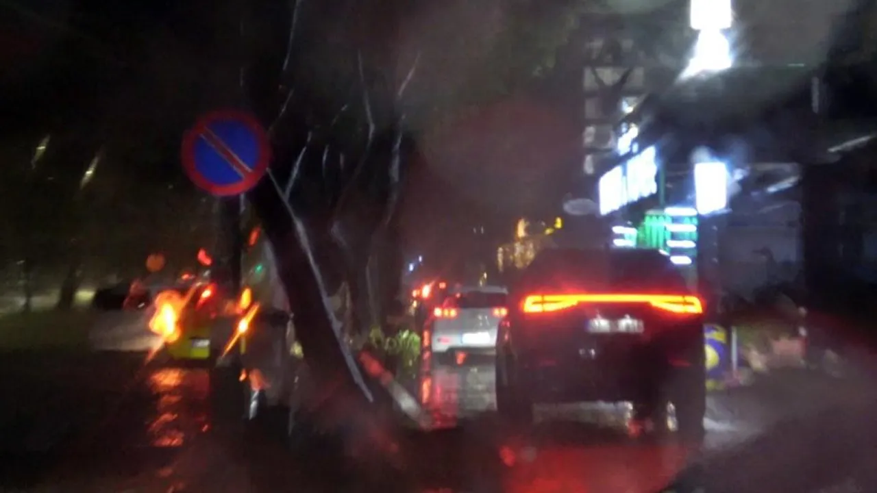 Antalya'da sağanak etkisi! Yolda kalanları gören aracını kaldırımdan götürdü