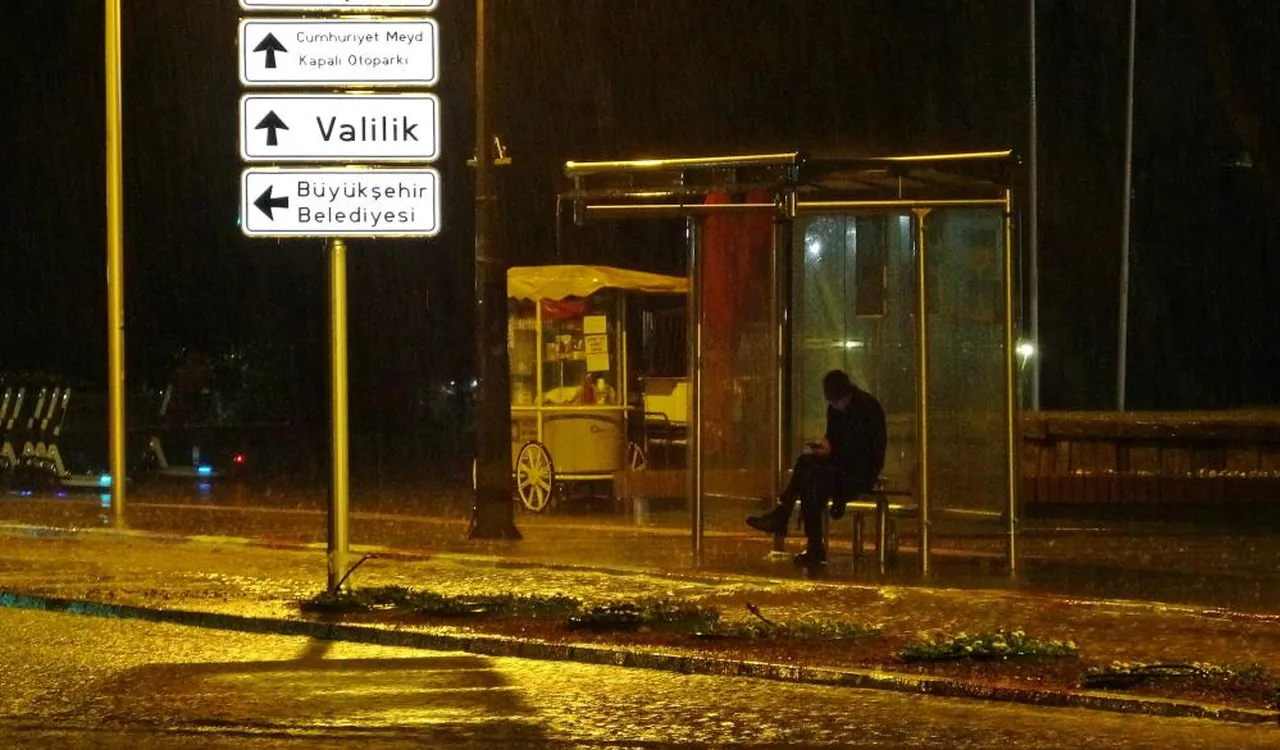 Antalya'da sağanak etkisi! Yolda kalanları gören aracını kaldırımdan götürdü