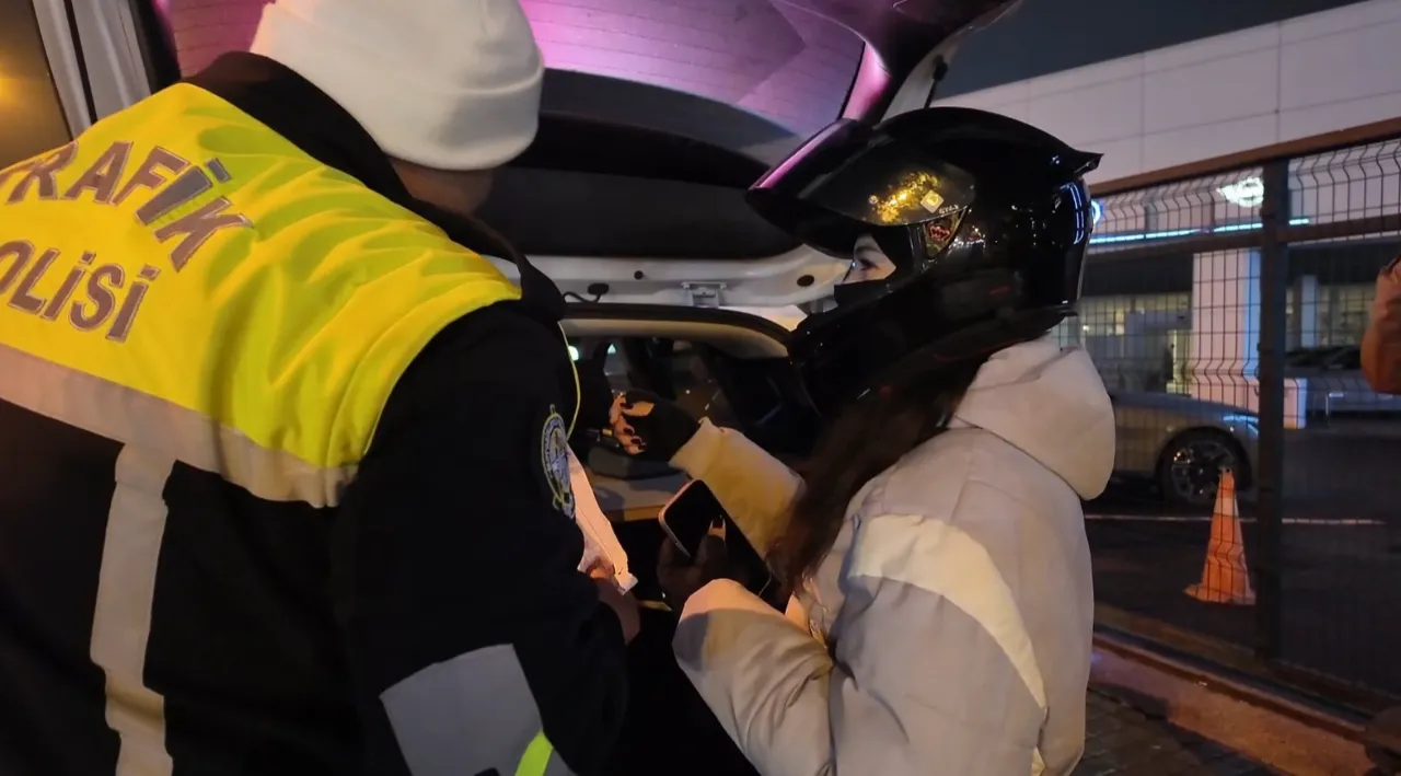 Çevirmeden ilginç anlar! Ehliyet zarfını polise açtırdı, ceza yemekten kaçamadı