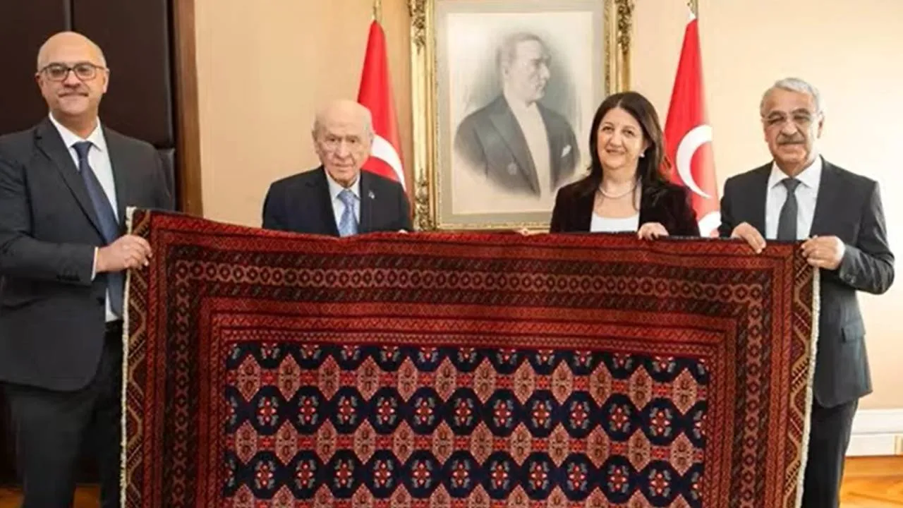 Devlet Bahçeli, Öcalan'ın hediyesini ilk kez açıkladı: Barış ve Demokrasi Kilimi!