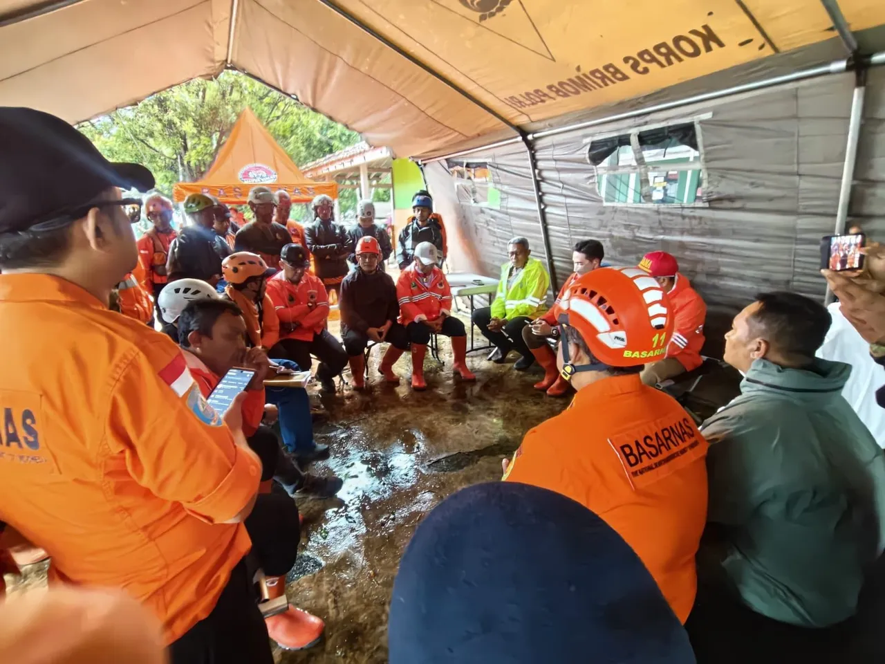 Endonezyada heyelan felaketi! 7 ölü, 80den fazla kayıp var