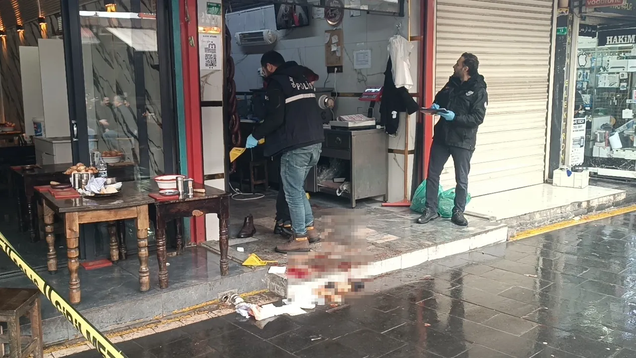 Fenomen Bakır Minare'nin dükkanına silahlı saldırı! 2 kişi yaralandı