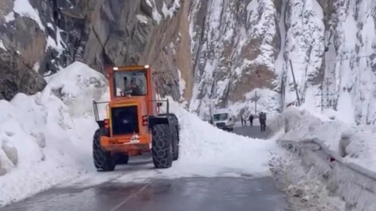 Hakkari-Yüksekova kara yoluna çığ düştü
