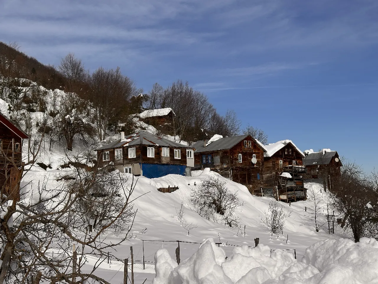 Kastamonu’da dağ köylerindeki asırlık ahşap evlerden kış manzaraları