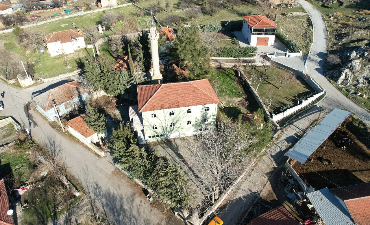 Köyün 25 yıllık camisi satışa çıktı! Sebebi mahalleliyi isyan ettirdi