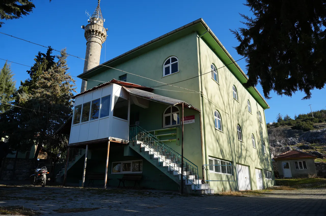 Köyün 25 yıllık camisi satışa çıktı! Sebebi mahalleliyi isyan ettirdi