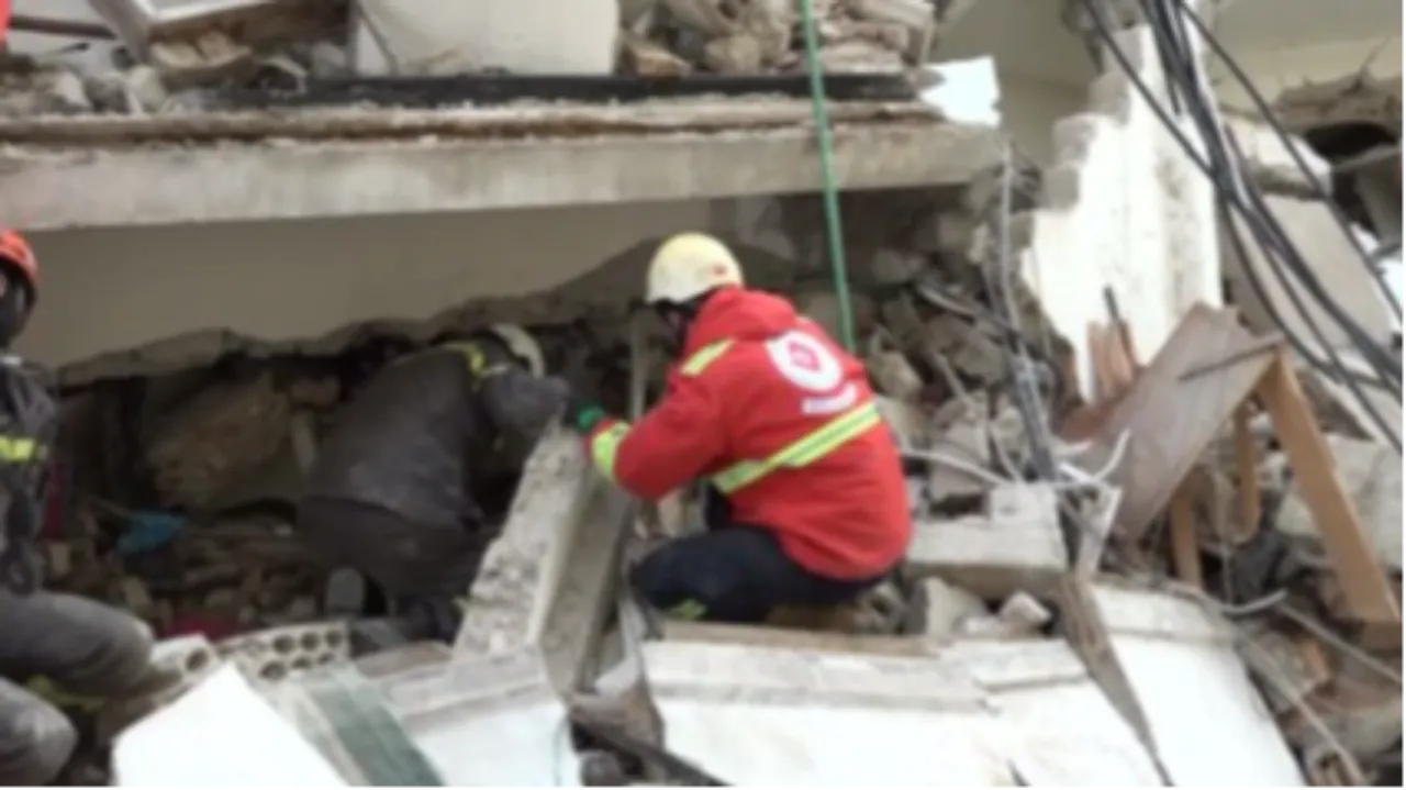 Lübnan'da konut binası çöktü! Yaralı ve kayıplar var