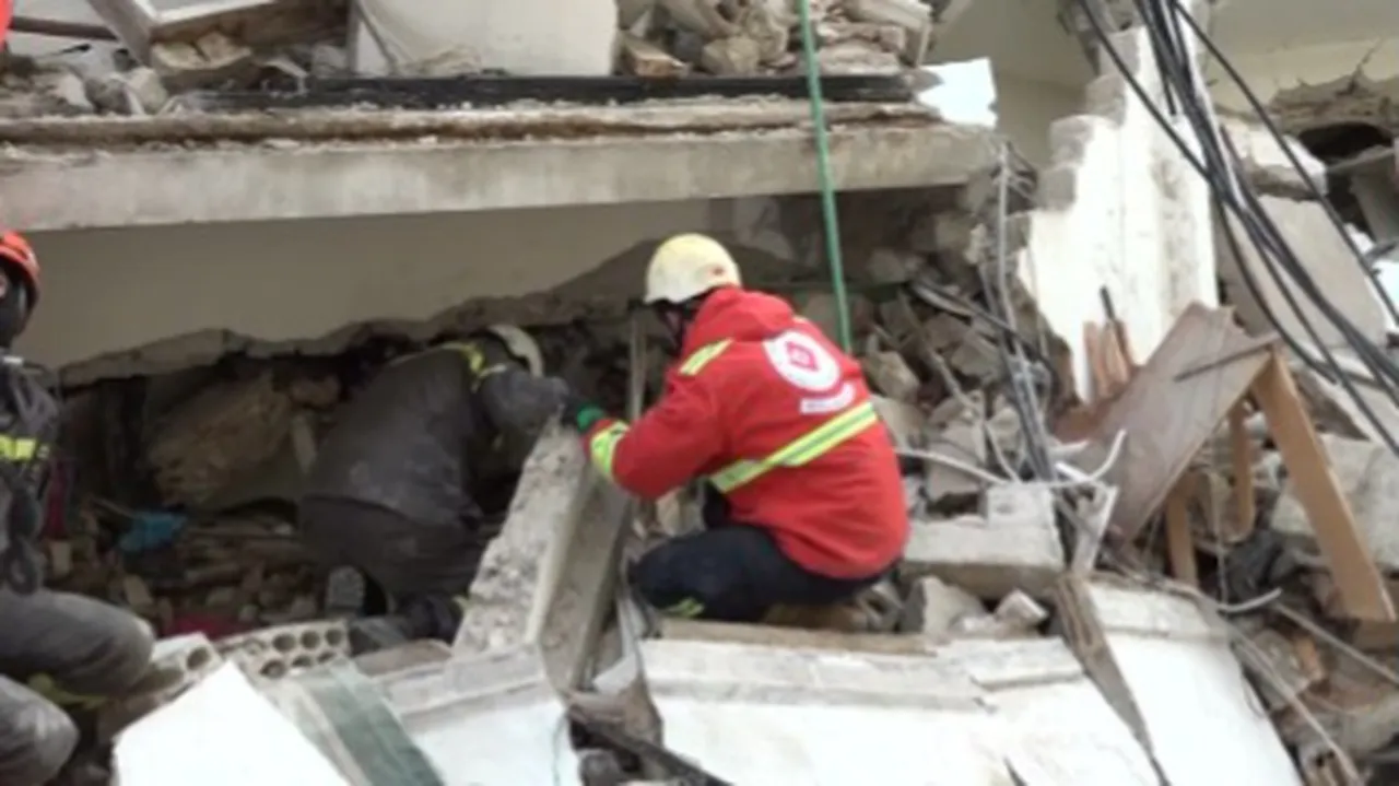 Lübnan'da 5 katlı bir bina çöktü! Yaralı ve kayıplar var