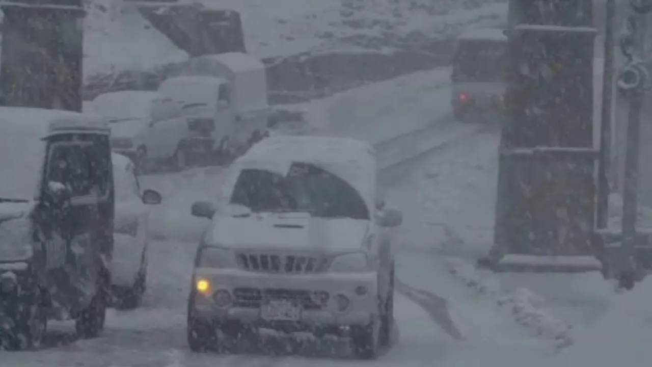 Pakistan'da kar yağışı felakete dönüştü! Eve çığ düştü, bir aile yok oldu