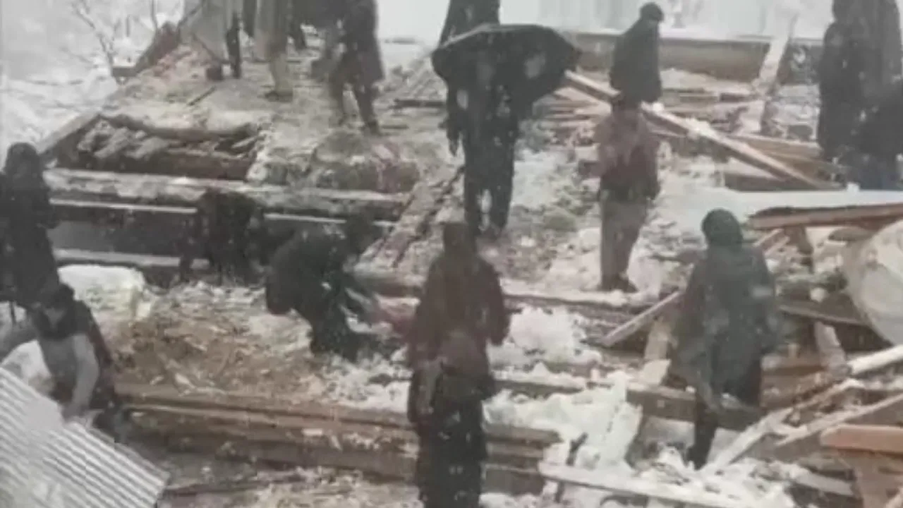 Pakistan'da kar yağışı felakete dönüştü! Eve çığ düştü, bir aile yok oldu