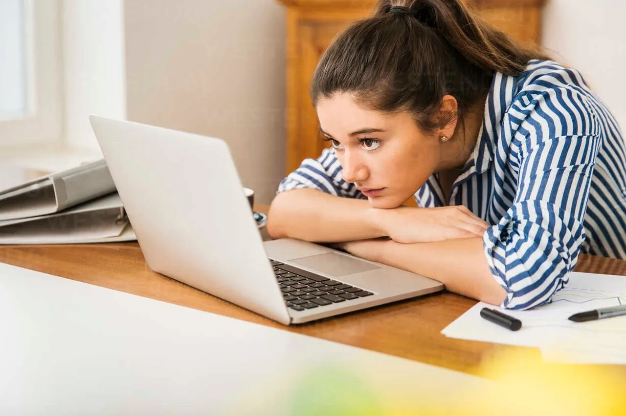 Telefon bağımlılığı omurgayı da büküyor: Teknolojiye boyun eğdik