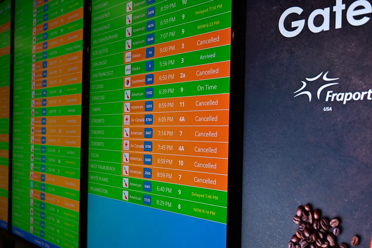 ABDde  tarihi  felaket! 10 binden fazla uçuş iptal, 160 bin hane elektriksiz