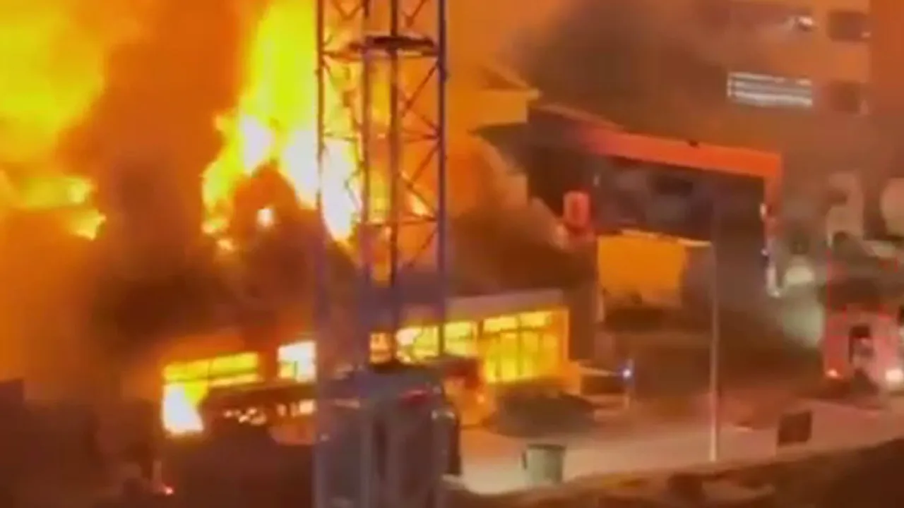 Akaryakıt istasyonunun yanı başında yangın! İtfaiye devreye girdi