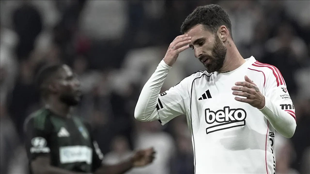 Beşiktaş'ta bir süredir forma giymeyen Rafa Silva ise bir başka Portekiz takımı Benfica'ya imza attı