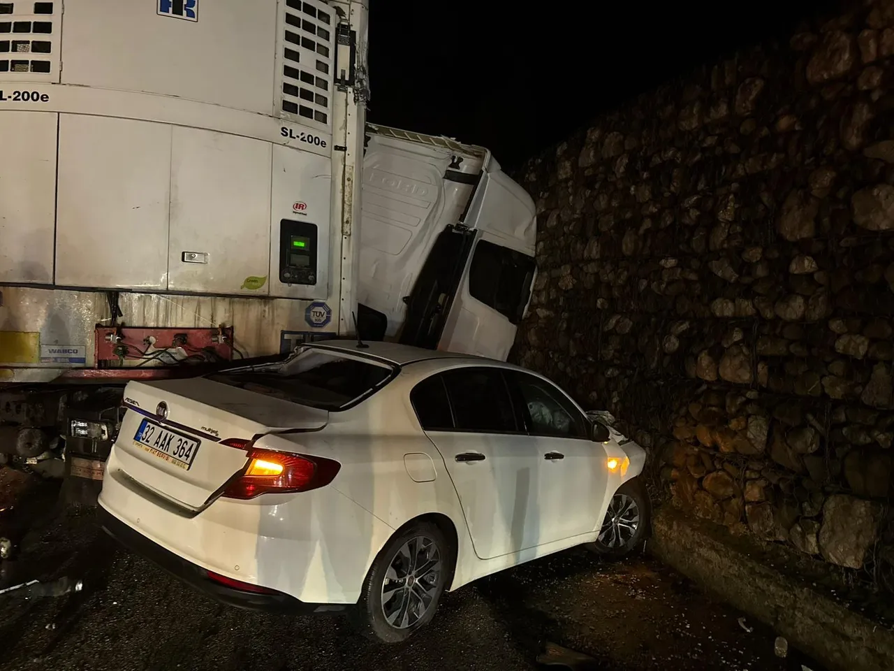 Burdur'da zincirleme kaza! Ölü ve yaralılar var