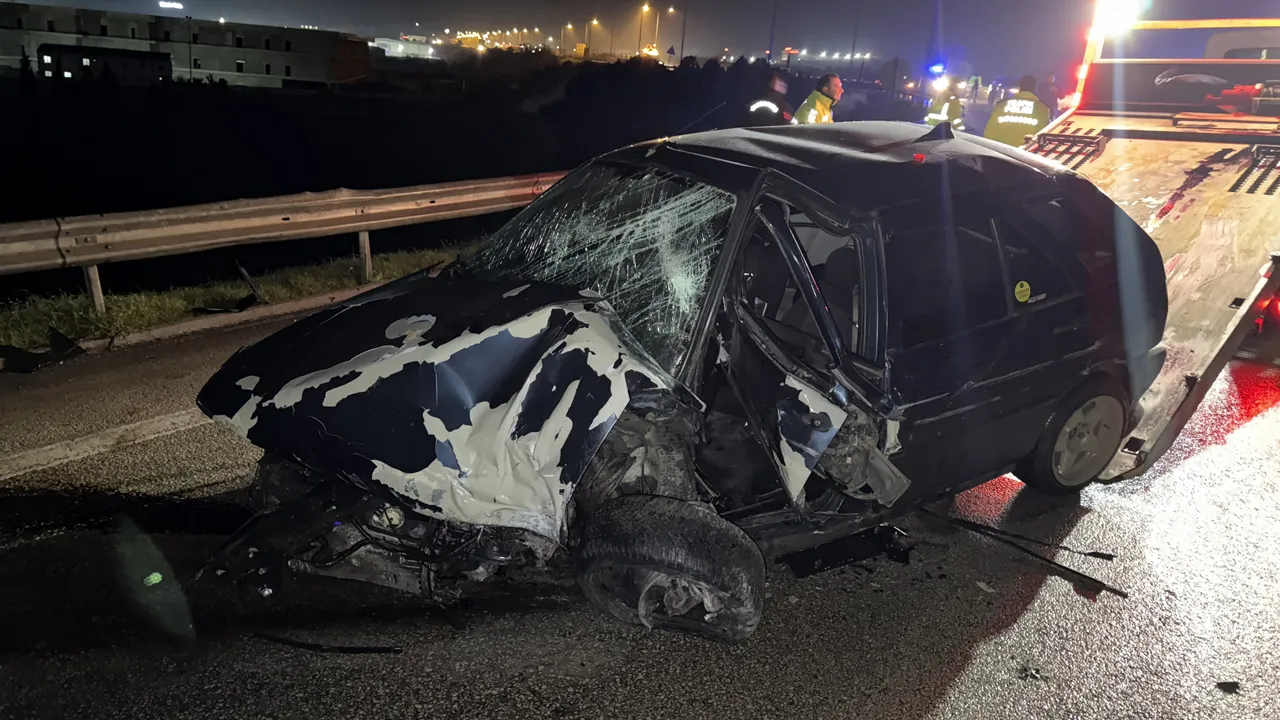 Bursa'da otomobil bariyerlere çarptı: 2 kişi yaralandı