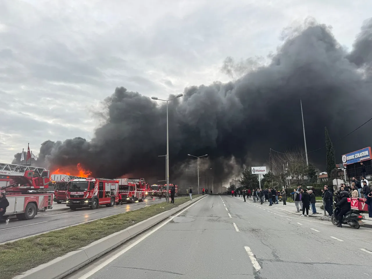 Büyükçekmecede fabrika deposunda yangın! Ekipler peş peşe gitti