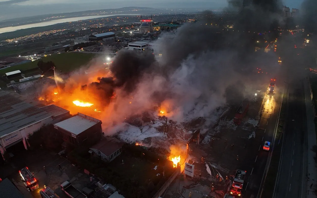 Büyükçekmece'de fabrika deposunda yangın! Ekipler peş peşe gitti
