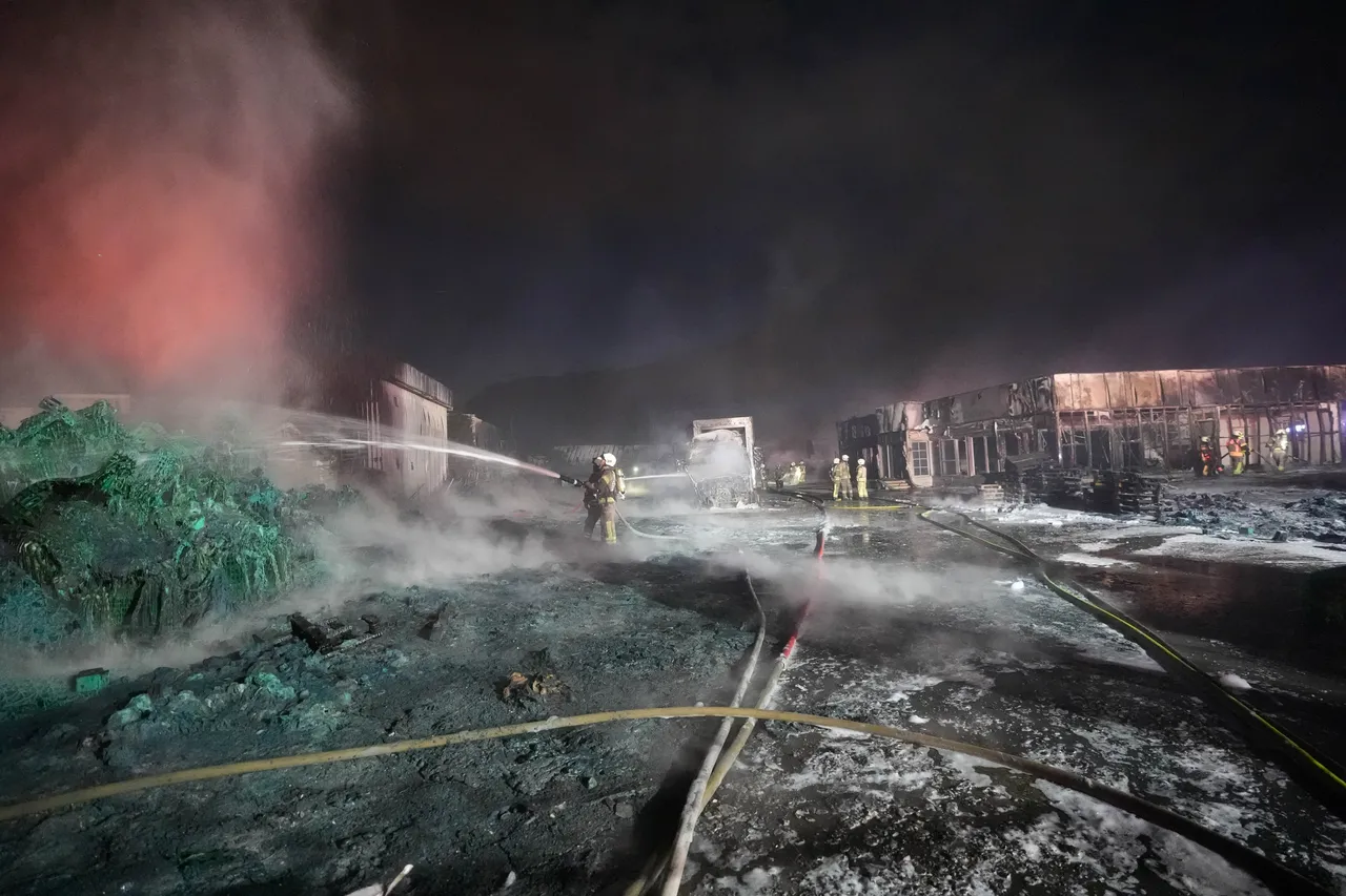 Büyükçekmece'de fabrika deposunda yangın! Ekipler peş peşe gitti