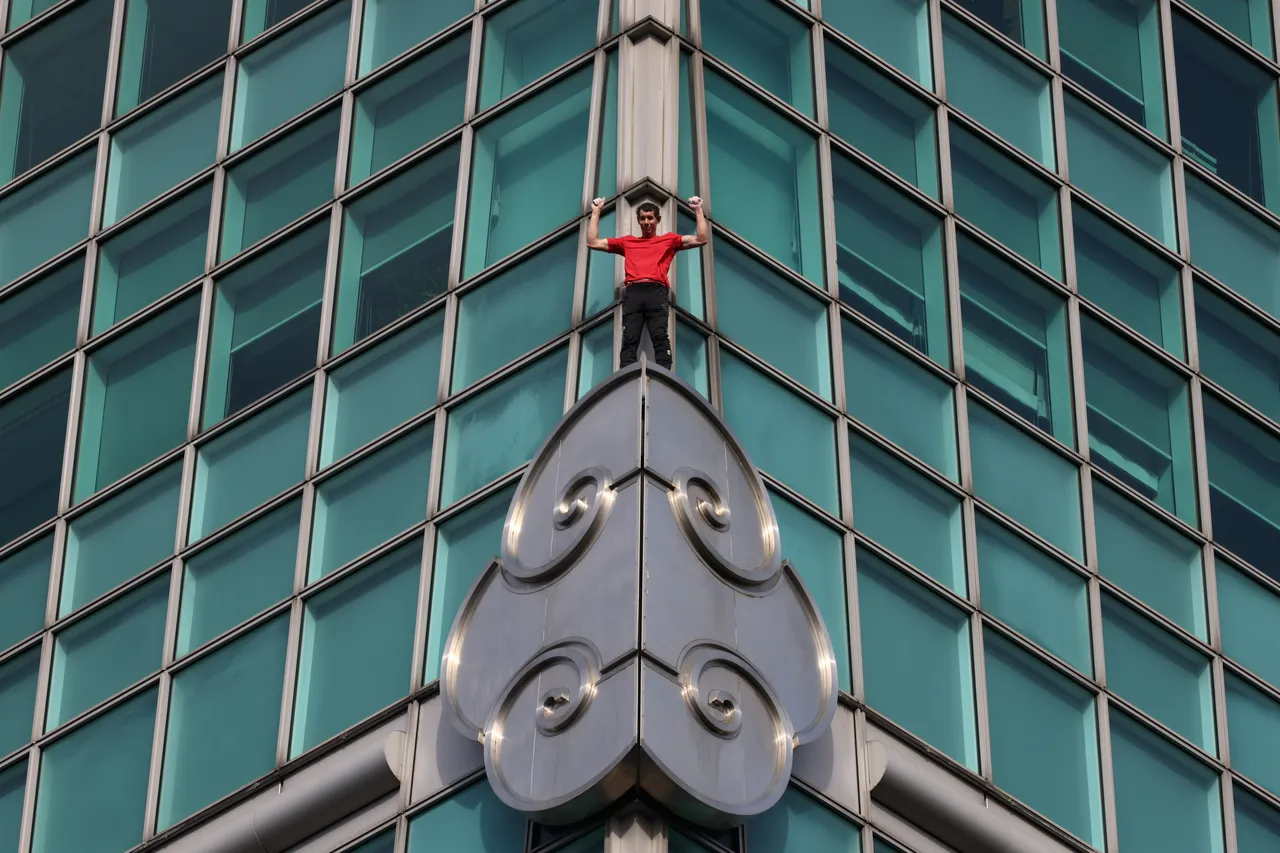 Canlı yayında tarih yazdı! ABDli sporcu Honnold 508 metrelik gökdelene halatsız çıktı