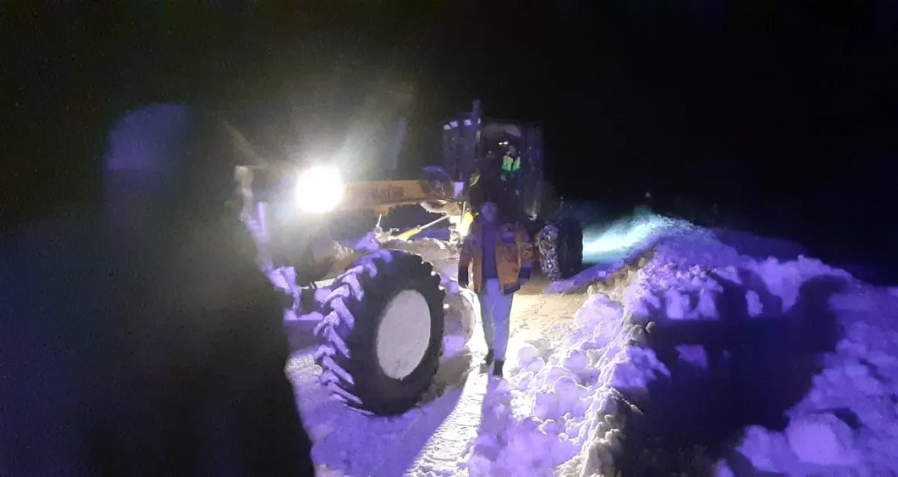 Kar yolları kapattı, köylüler hastayı sırtladı