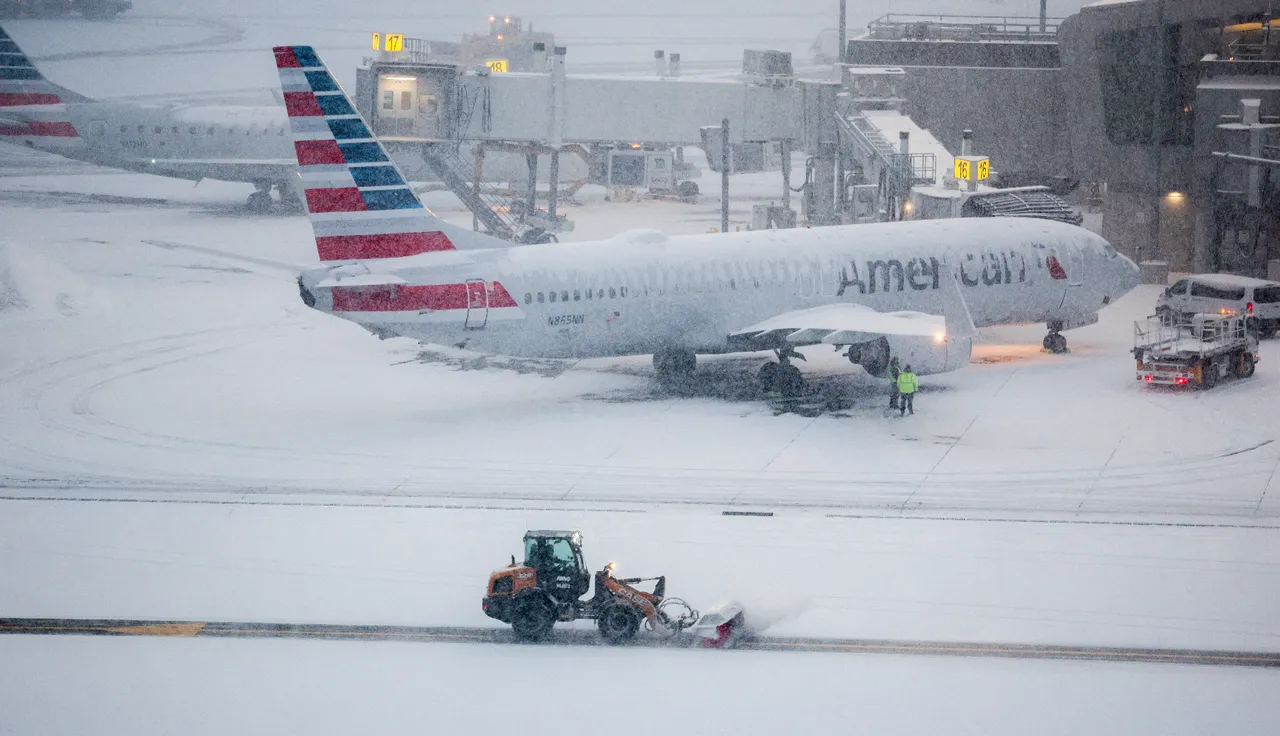 'Kış krizi' nedeniyle 'acil durum' ilan edildi! 3 ölü, 9 bin 600 uçuş iptal