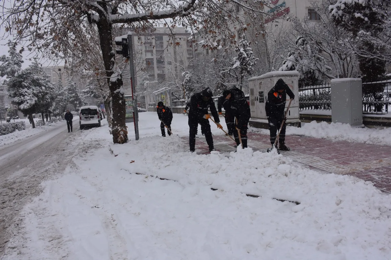Meteoroloji’den 3 ilde kar, 11 ilde sağanak alarmı! Kış geri dönüyor