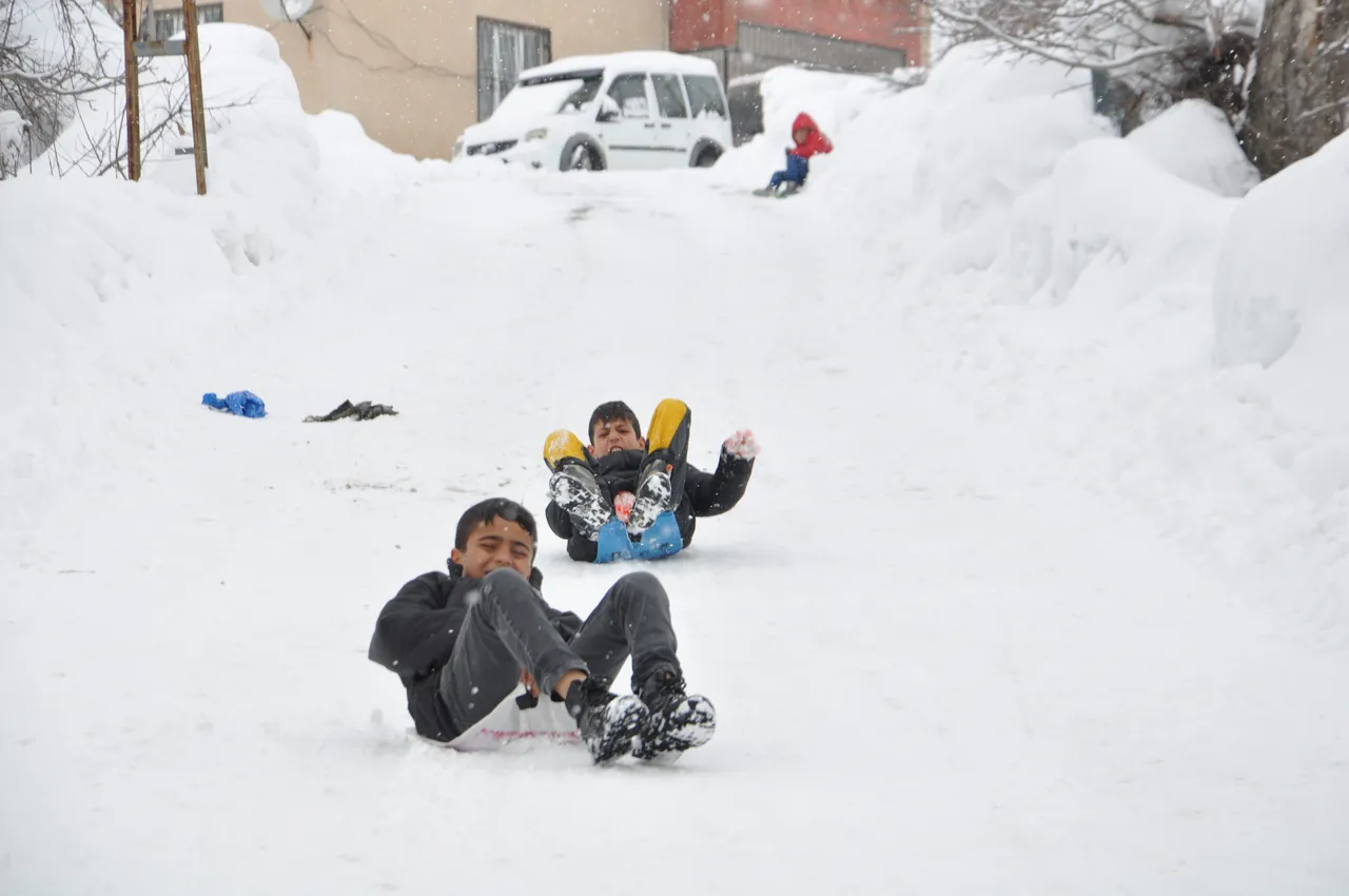 Meteoroloji’den 3 ilde kar, 11 ilde sağanak alarmı! Kış geri dönüyor