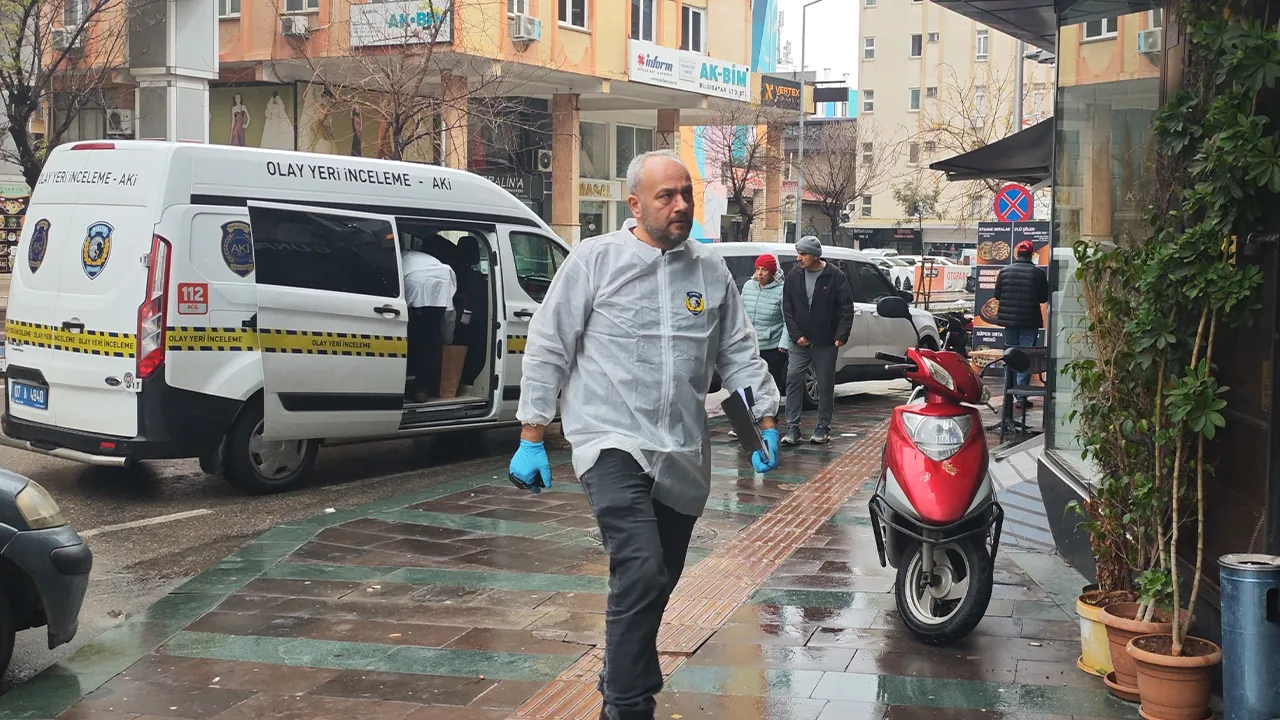 Otel odasında şüpheli ölüm! Avucundaki kafa karıştırdı 