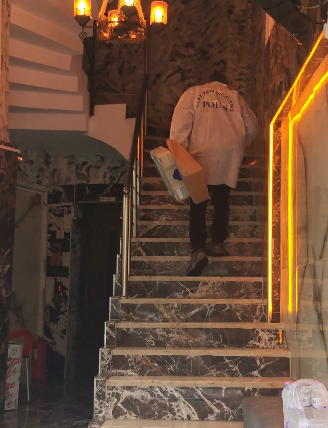 Otel odasında şüpheli ölüm! Avucundaki kafa karıştırdı