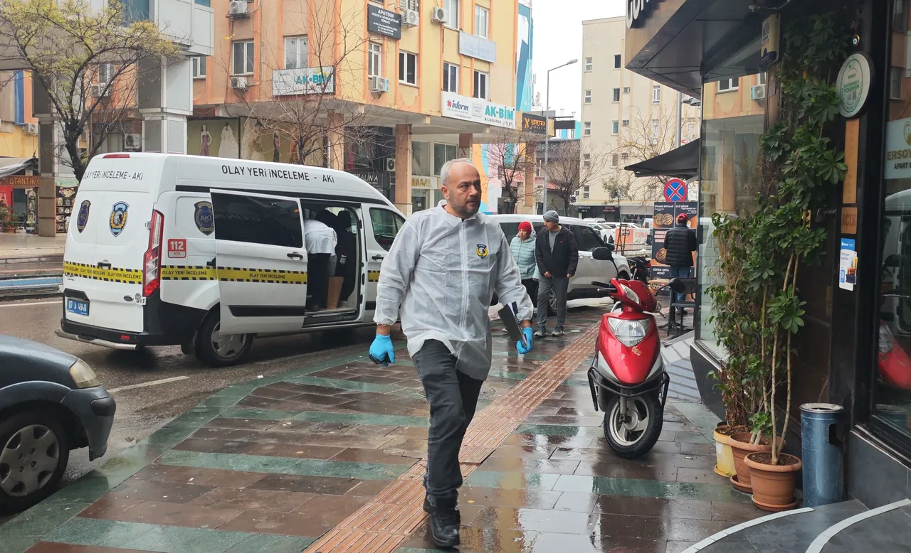 Otel odasında şüpheli ölüm! Avucundaki kafa karıştırdı