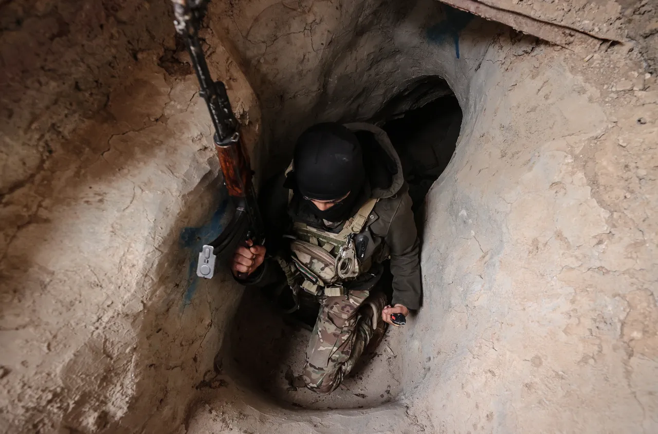 Terör örgütünün Suriye'deki gizli ağı: Evlerinden altından birbirine bağlanan tüneller çıktı!