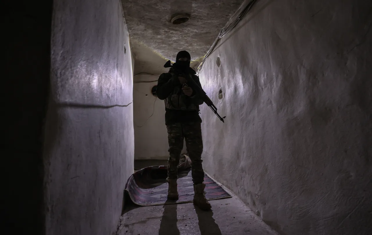 Terör örgütünün Suriye'deki gizli ağı: Evlerinden altından birbirine bağlanan tüneller çıktı!