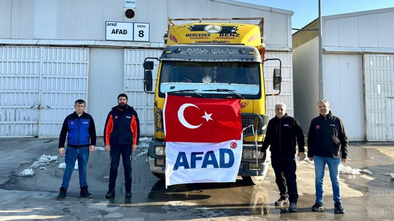 Türkiye’den Ayn El Arab’a insani yardım: Tırlar yola çıktı