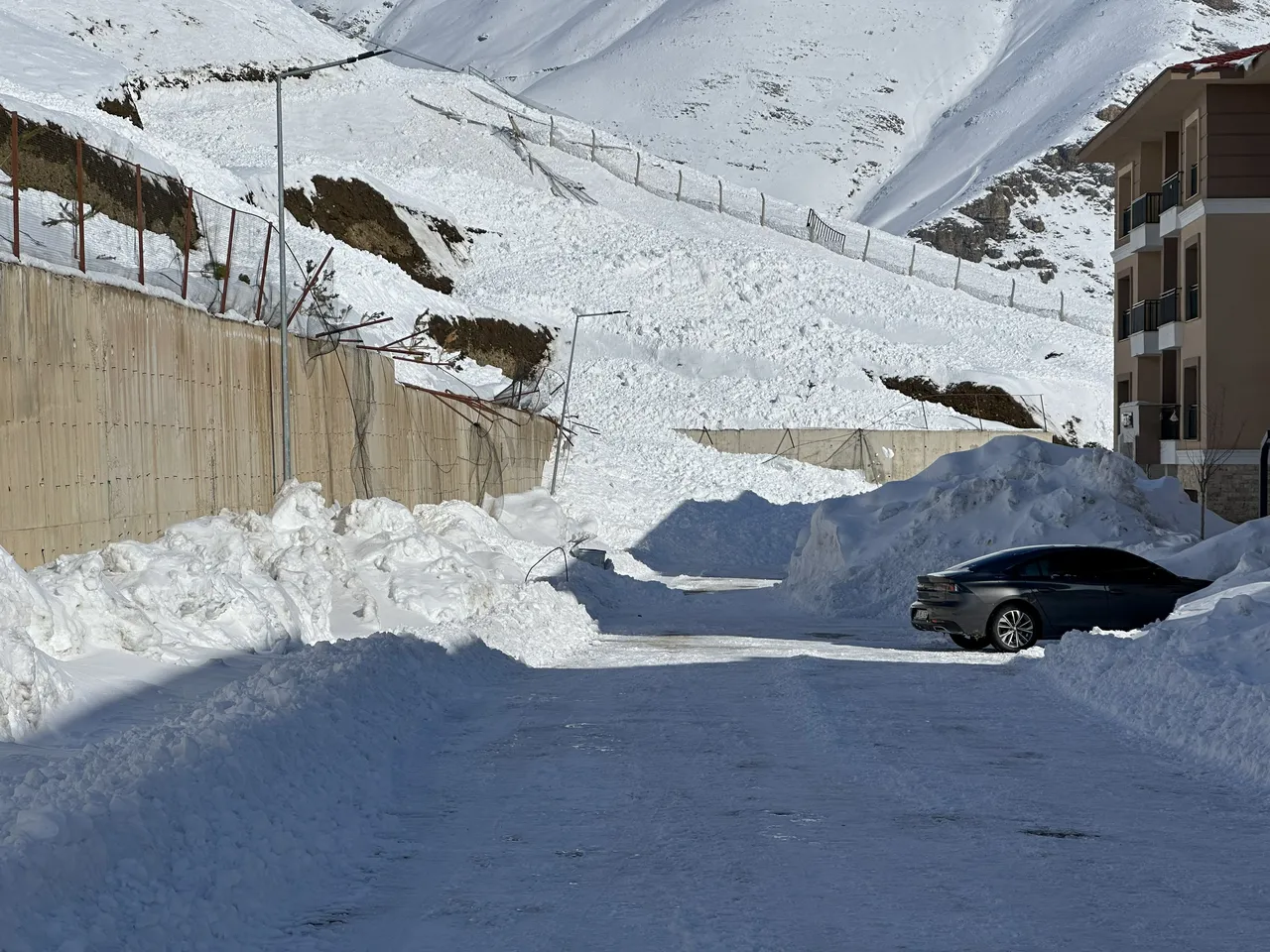 Vanda peş peşe çığ felaketi! Faciadan dönüldü
